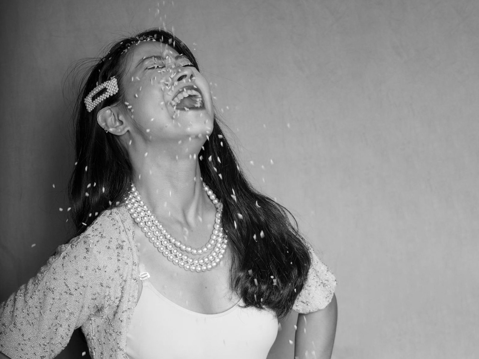 Seulki Hwang in einer ausdrucksstarken Tanzperformance, ihr Körper ist in einer dynamischen Pose zur Seite geneigt, unterstützt von einer zweiten Person im Hintergrund